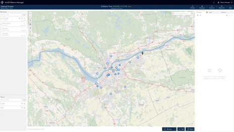 Carte présentant du vert clair, plusieurs points de données en bleu, un plan d’eau bleu et des itinéraires mis en évidence en rose