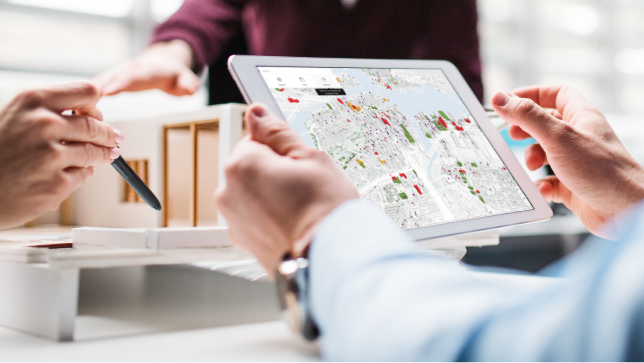 Personnes travaillant avec ArcGIS sur tablette
