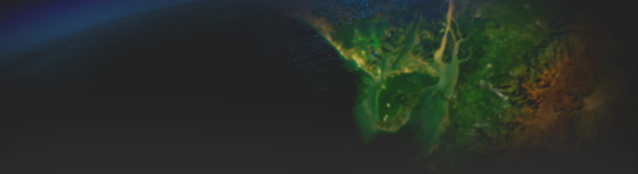 Arrière-plan noir se fondant dans une image satellite d’un paysage côtier vert