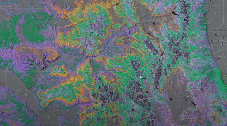 Image satellite d’un paysage forestier illustrant des données télédétectées d’occupation du sol dans un dégradé violet, orange et vert