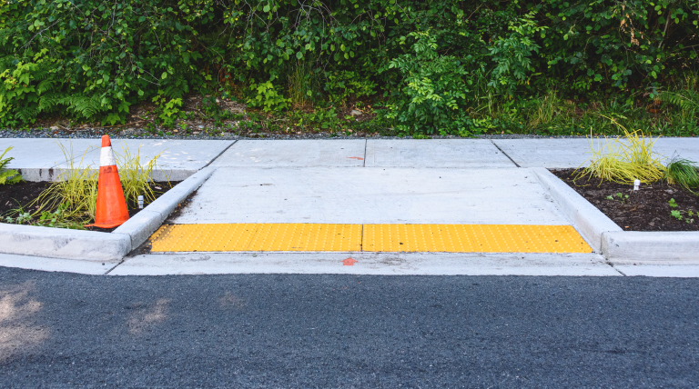 Trottoir à proximité d’un cône de sécurité et rampe de trottoir aux normes ADA