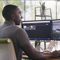 Personne travaillant sur des logiciels de modélisation