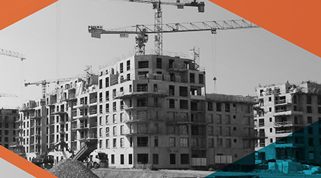 Image en noir et blanc d’un immeuble résidentiel en cours de construction entouré d’une bordure en losange de couleur orange et bleue