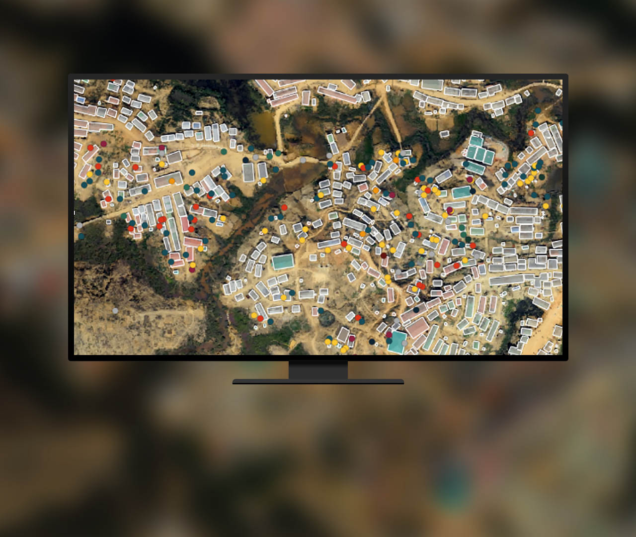 Vue aérienne d’une zone suburbaine utilisant l’IA pour classer les objets tels que les bâtiments et les voitures, signalés par des rectangles blancs et des points multicolores