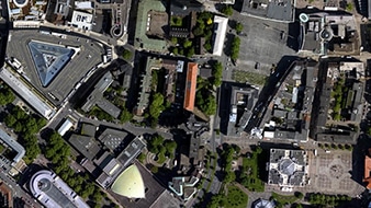 Image aérienne d’ue ville montrant les arbres, bâtiments et rues représentant une orthomosaïque MNS