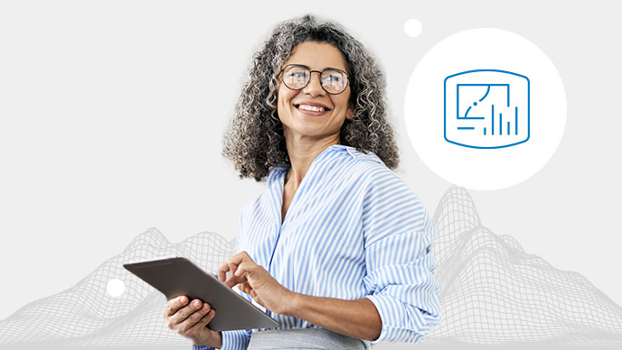 Femme souriante portant un haut rayé bleu qui saisit du texte sur une tablette avec une icône en encart représentant un diagramme à barres