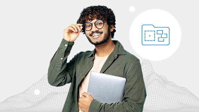 Jeune homme portant des lunettes, tenant un ordinateur portable gris métallisé avec une icône en encart représentant un organigramme