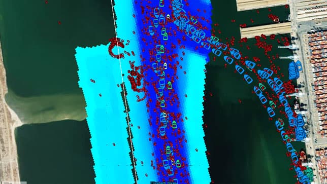 Carte d’un port de commerce avec des icônes de bateaux et des points rouges indiquant les endroits où des travaux de dragage pourraient s’avérer nécessaires