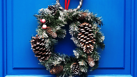 Porte bleue et décoration de Noël.