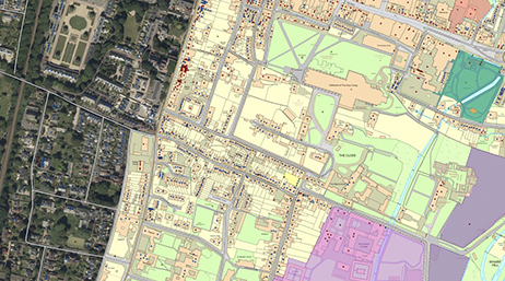 Carte urbaine colorée avec certaines zones ombrées en vert pâle, rose pâle et violet pâle, et d’autres zones modélisées de manière réaliste en 3D.