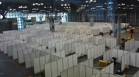 Entrepôt avec des séparateurs cubiques disposés dans tous les espaces ouverts
