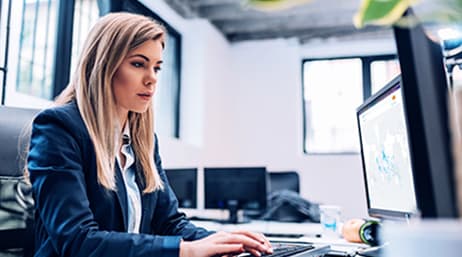 Femme utilisant un ordinateur de bureau