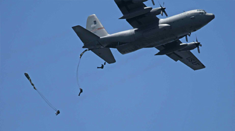 Un avion dans le ciel