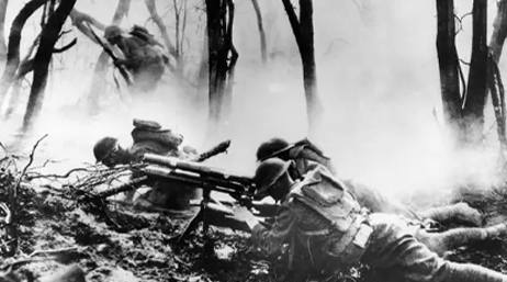 Photo en noir et blanc de soldats dans une bataille