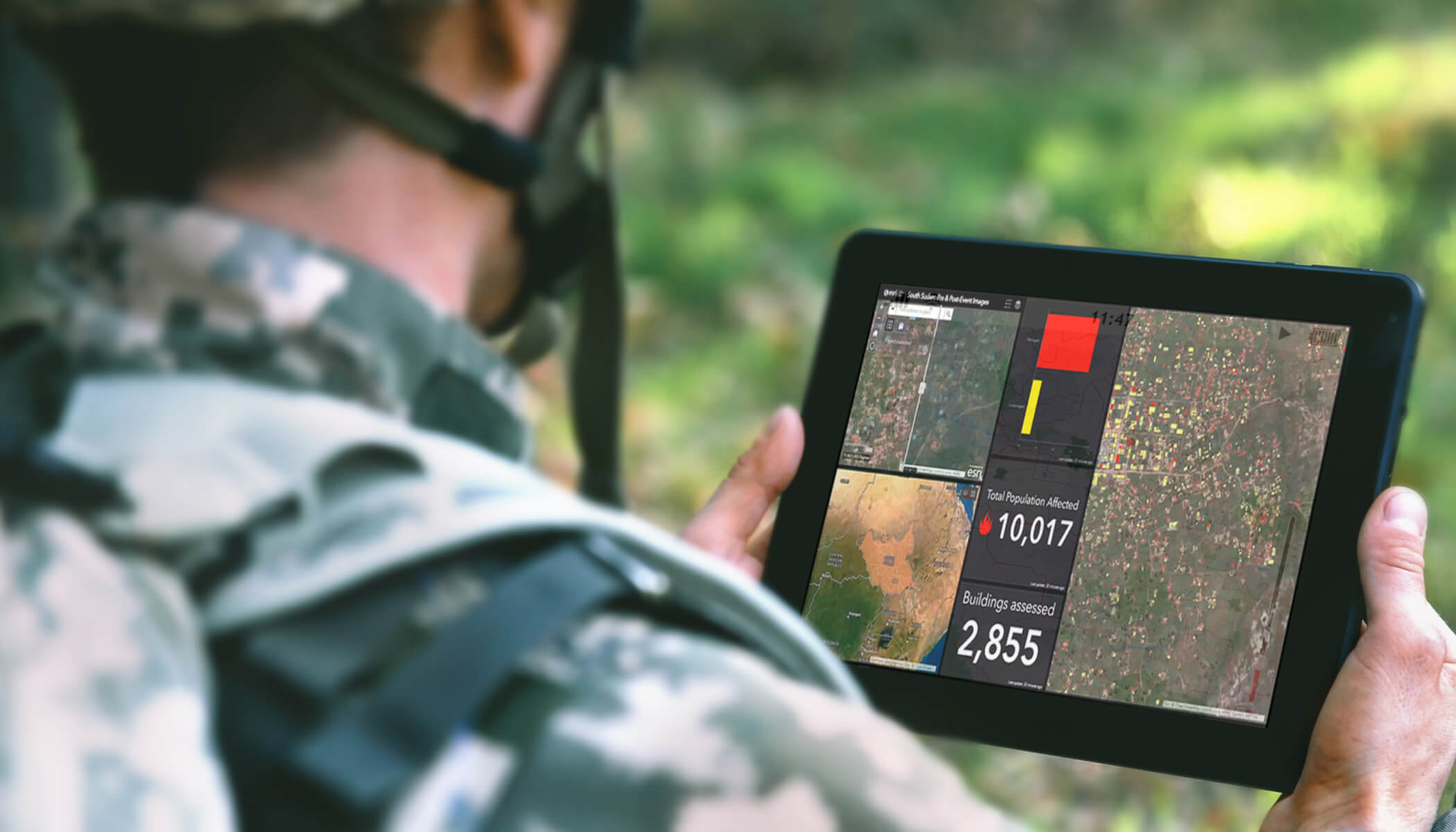 Soldat avec casque et uniforme portant une tablette affichant un tableau de bord