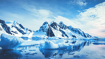 Paysage arctique avec des montagnes enneigées et une voie d’eau