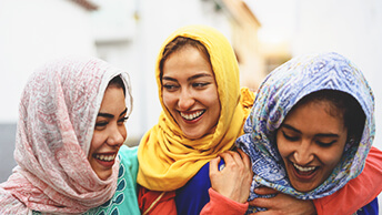 Trois femmes riant
