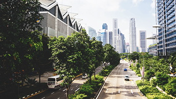 Horizon urbain avec de hauts gratte-ciels et des promenades verdoyantes