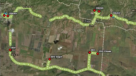 Photo aérienne d'une grande zone rurale en vert et marron avec des itinéraires détaillés en vert clair avec des points rouges