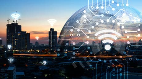 Paysage urbain avec une superposition graphique de la Terre et une multitude d’icônes de signal Wi-Fi
