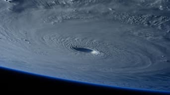 Une vue de l’espace capturant l’œil d’un cyclone non identifié