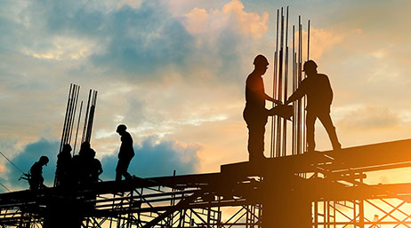 Groupe d’ouvriers en haut d’une structure en cours de construction