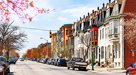 Rue avec ses alignements de voitures et de résidences