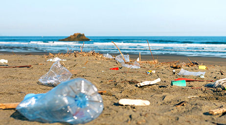 Plage avec des déchets abandonnés sur le sable