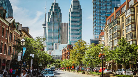 Vue d’une ville avec des grands bâtiments en arrière-plan et la rue au premier plan