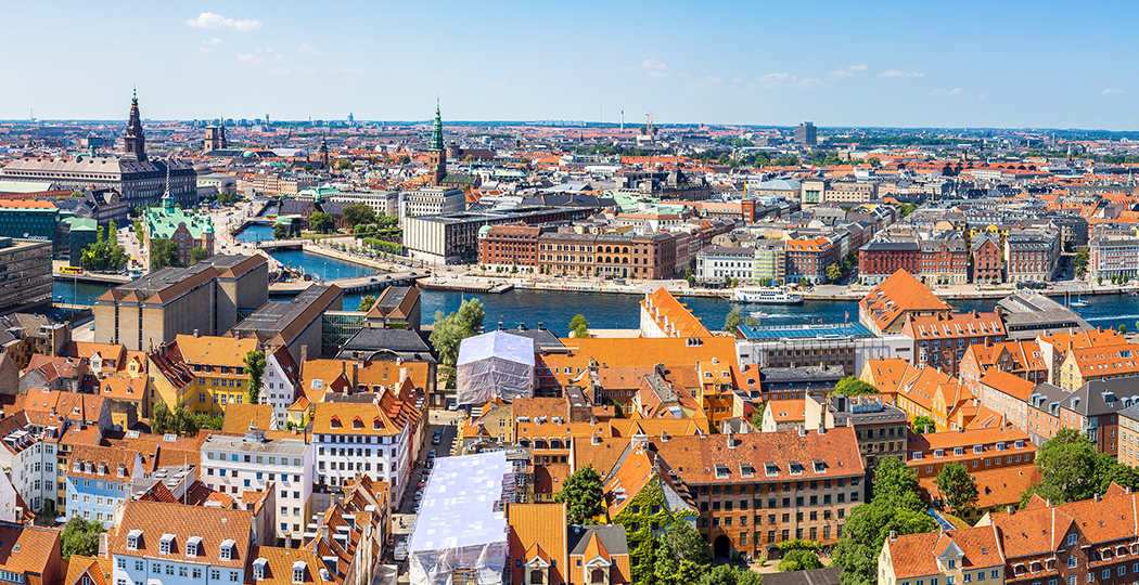 Ville au Danemark avec une rivière passant au travers