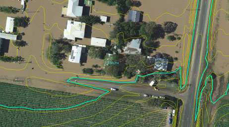 Vue aérienne d’une ferme dans le Queensland avec une ligne verte délimitant la crue