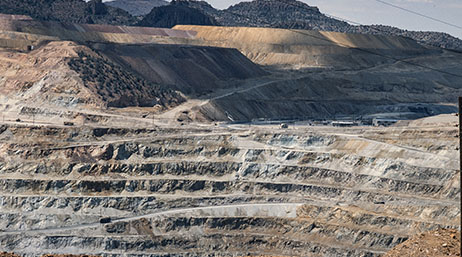 Paysage de carrière dans le lointain, avec des camions et des opérations minières en cours