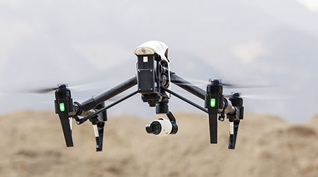 Un drone vole dans le ciel au-dessus d’un site minier pour le scanner
