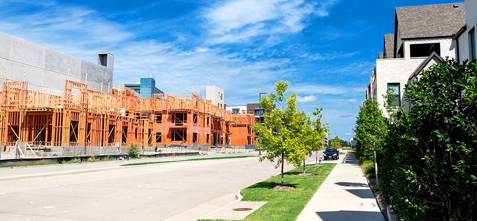 Rue de ville avec logements en construction