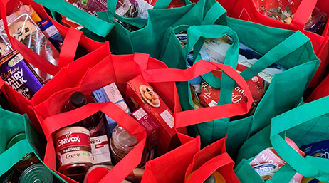 Photo de dix sacs d’épicerie bleus et rouges remplis et regroupés ensemble