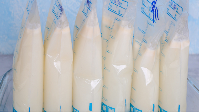 Du lait disposé dans des sacs