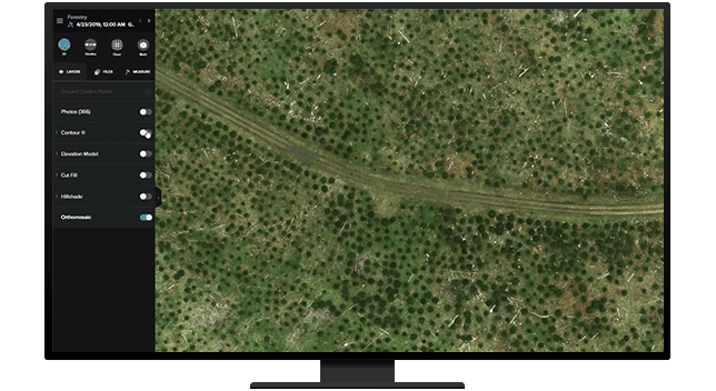 Image d’un écran d’ordinateur affichant une vue aérienne d’une forêt verte et marron avec une route au milieu et une légende d’analyse sur le côté