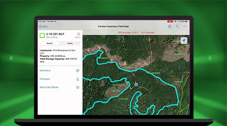 Écran d’ordinateur portable affichant une carte aérienne d’une forêt vert foncé avec des itinéraires indiqués en bleu clair, à côté d’un menu de carte