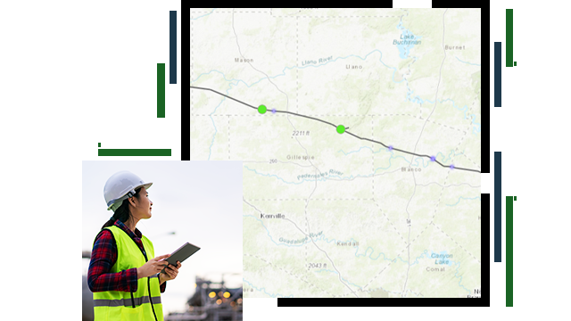 Agent de terrain portant un casque et un gilet de sécurité, et tenant à la main une tablette et une carte avec deux points de localisation verts sur un itinéraire