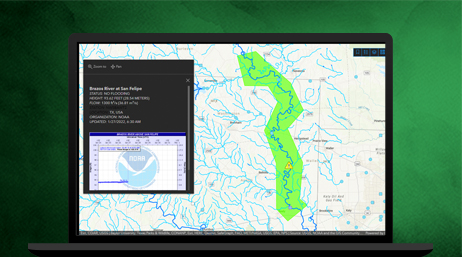 Ordinateur portable affichant ArcGIS for GeoEvent Server avec une carte mettant en surbrillance un itinéraire vert