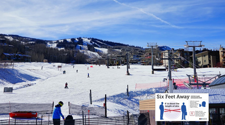 Pente de ski avec des skieurs et panneau indiquant « à 15 cm »