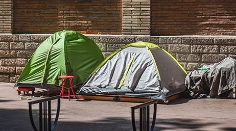 Tentes sur un trottoir