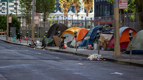 Tentes sur un trottoir 