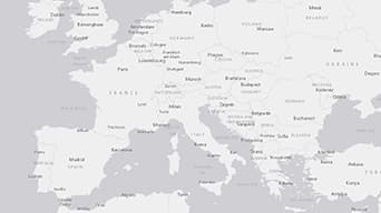Carte d’Europe centrale et orientale en teintes de gris avec tous les pays et les villes principales étiquetés en texte noir