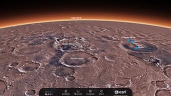 La surface de Mars en rouge mat avec les principaux cratères étiquetés en texte blanc sous un ciel noir