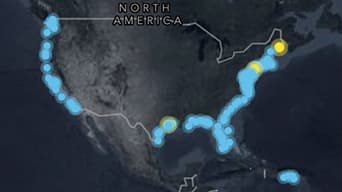 Carte d’Amérique du Nord en gris foncé accompagnée de points bleu ciel luisants délimitant les côtes