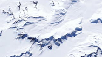 Image satellite d’une région montagneuse de l’Antarctique en blanc et bleu