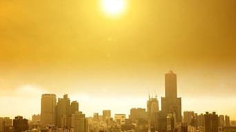Zone de centre-ville avec le soleil haut dans un ciel jaune délavé