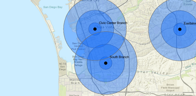Carte claire du City of Chula Vista de San Francisco (Californie), recouverte de cercles bleus à trois anneaux indiquant les tailles de zone tampon de la population avec des sous-ensembles pour les enfants, les adolescents et les seniors