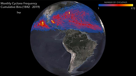 Vue nocturne de la Terre depuis l'espace montrant un cyclone mis en évidence en rouge et bleu qui balaye l'hémisphère nord